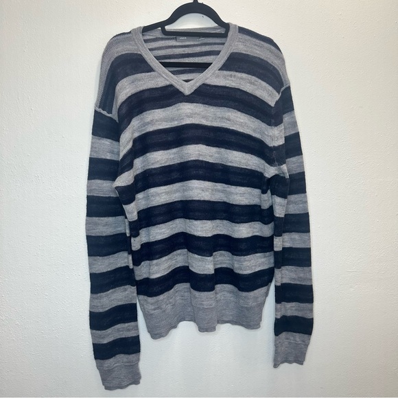 Vince Wool V-neck Navy Blue & Gray Sweater Size XLarge - Picture 1 of 10